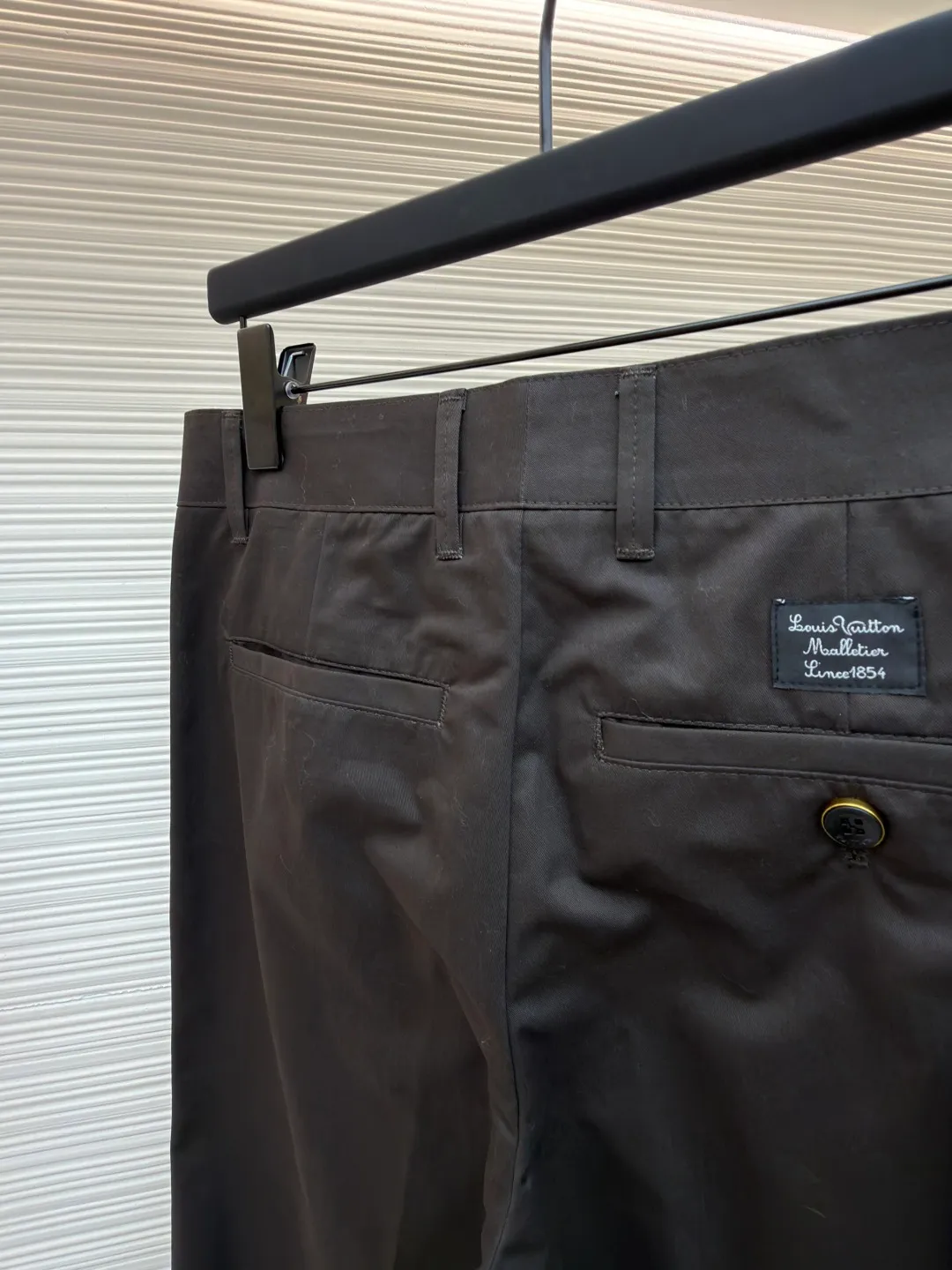 LOUIS VUITTON logo plaid casual pants ●Original version: Purchased and developed for 11400 ●Item No.: 1682149-B05 ●Fabric: Cotton mercerized fabric ●Technology: Jacquard production ●Color: Brown ●Version: Fitted version ●Weight: about 455 grams ●Size: 46-48-50-52 ●Description: Customized velvet cotton mercerized fabric, high-quality texture, comfortable and skin-friendly, dark brown A gentle color that symbolizes power. The sides of the trousers are embellished with LV logo webbing. It is highly recognizable, and the subtlety is hidden in the moment when the trousers are rolled up. The Monogram classic plaid in the lining controls the effortless high-end with casual delicacy. Each plaid tells the century-old gene of the brand. The high-end that can be hidden. The ingenuity of showing off the body. The secret law of showing off. The power gene that is worn on the body. Suit for attendance. Worry-free dressing, fabric jacquard technology, by weaving the entire fabric on the surface of the fabric. Monogram checkered jacquard texture technology controls the interweaving method of warp and weft threads. Precisely controls the interlacing density and tension of yarns to make it more three-dimensional. Use imported machine embroidery technology. Use advanced computer control systems and precision mechanical components to realize LV logo ribbon embroidery operations. High precision. Smooth and delicate lines. Ergonomic three-dimensional cutting. Return to traditional craftsmanship through segmentation, folding, shrinking, and stretching techniques. The so-called slow work produces fine work. It is respect for materials and the pursuit of feel. Complex and tedious workmanship. The slow aging, soft light washing process uses specific chemical and logistics treatments to make the surface of the fabric appear soft and shiny, adding a bit of gentleness. The overall wiring is straight and delicate, the fabric is comfortable and soft, and the color is consistent without color difference. It can be matched with the same style to create a fashionable look and control various occasions. Customized accessories, complete with three standards, same style for men and women!